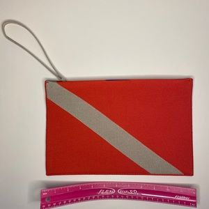 Roth’s Essential Pouch in Bright Poppy